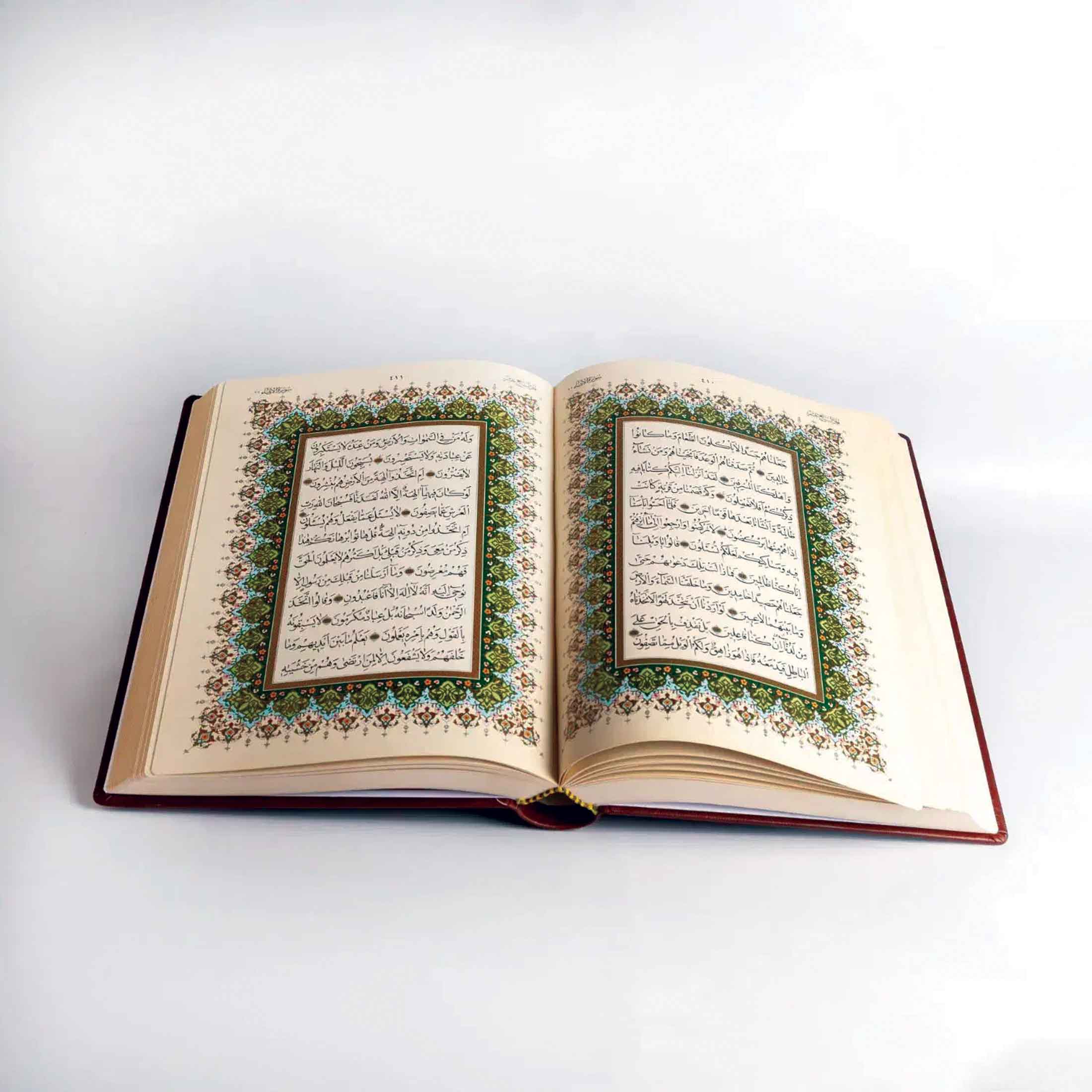 کتاب قرآن نفیس نیریزی مولودکعبه به همراه جعبه